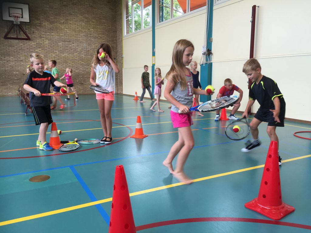 Schooltennis-CBS De Reinbôge-verzorgd door-Tennisschool Lucardie