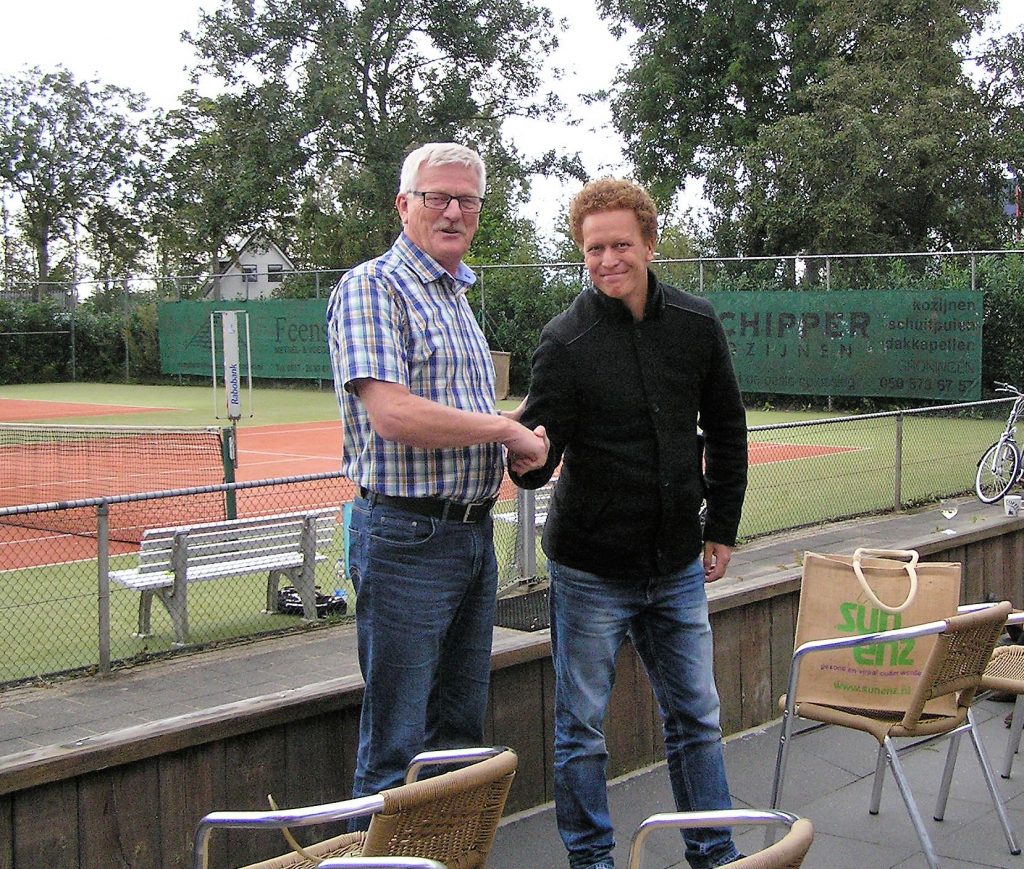 Tennisschool Lucardie en TV Schatzenburg schudden elkaar de hand