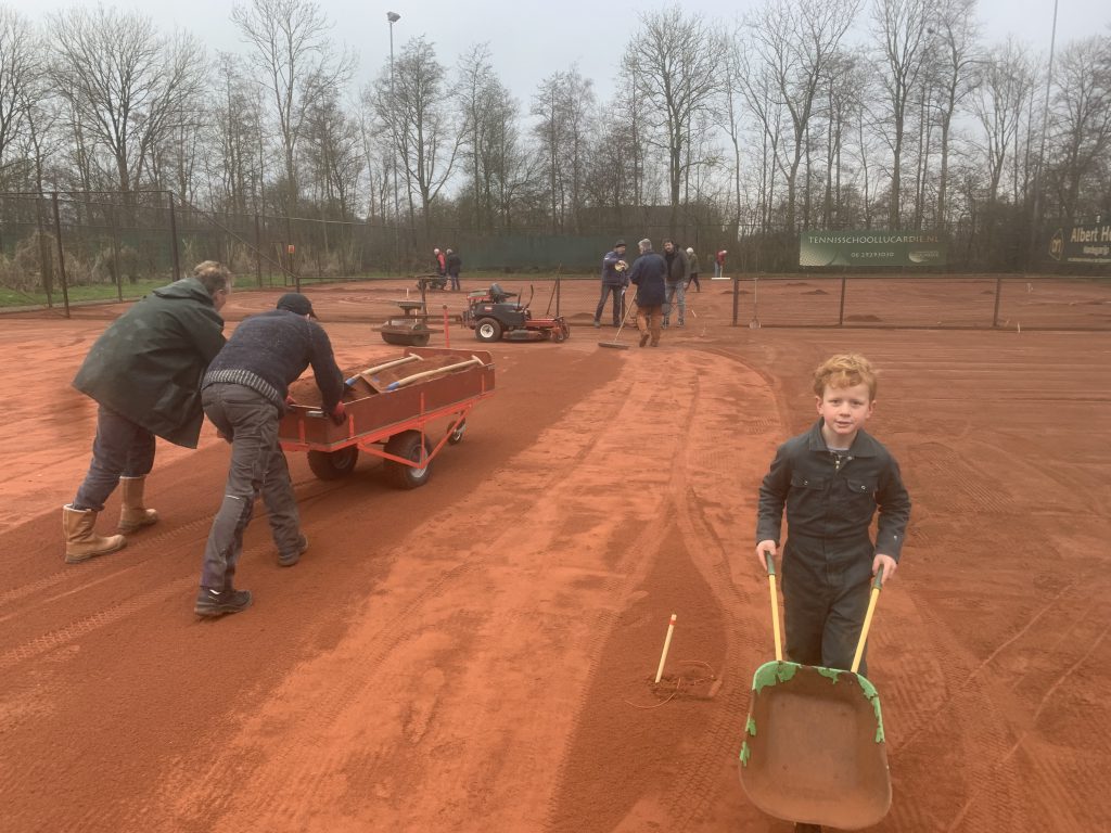 Preparatie tennisbanen TV Galefjild 2020 door oa Roland en Mats van Tennisschool Lucardie